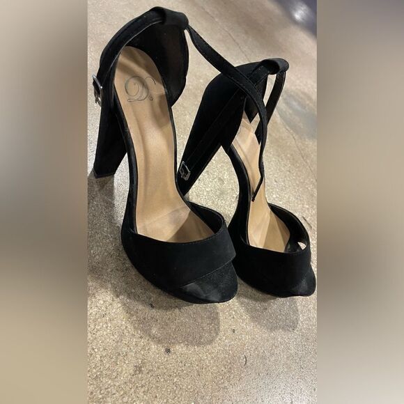 Size 7.5  - Picture 1 of 4